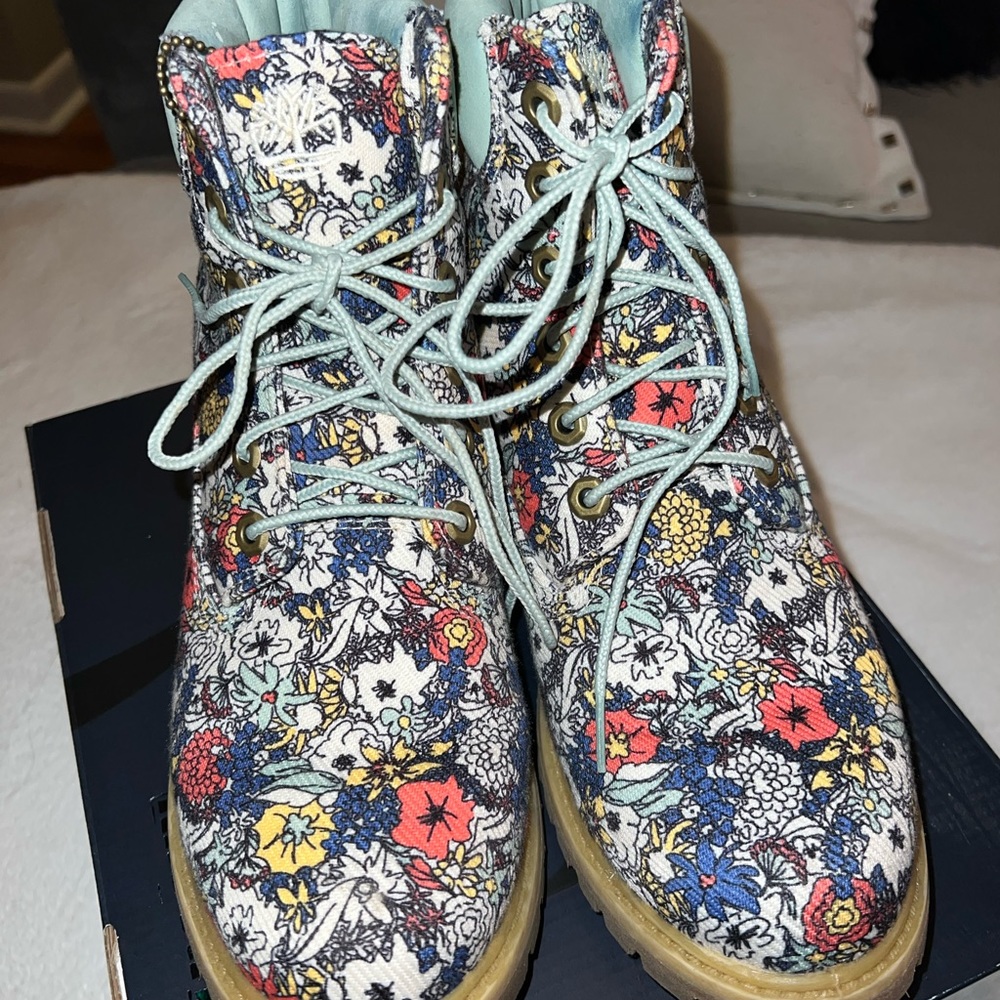 Women’s Premium 6-inch Floral Timberland Lace Up Boots 💐